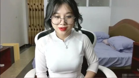 Bé áo dài dễ thương trên ghế livestream – Phần 1 [Sex Viet]